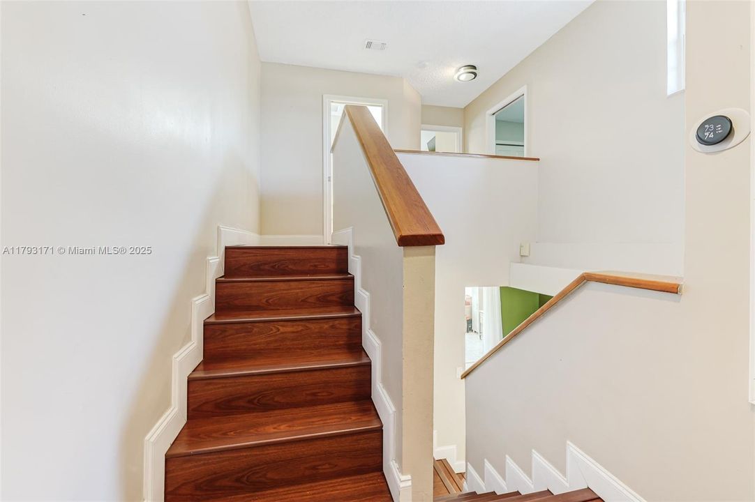 合同活跃: $390,500 (4 贝兹, 3 浴室, 1293 平方英尺)