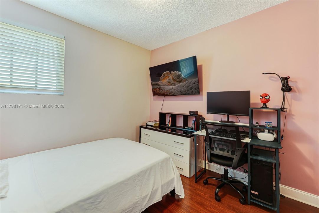 合同活跃: $390,500 (4 贝兹, 3 浴室, 1293 平方英尺)