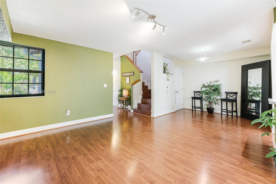 合同活跃: $390,500 (4 贝兹, 3 浴室, 1293 平方英尺)