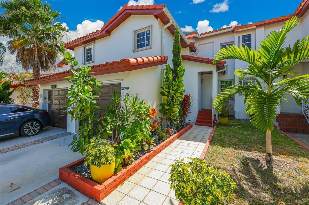 合同活跃: $390,500 (4 贝兹, 3 浴室, 1293 平方英尺)