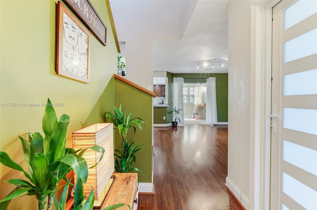 合同活跃: $390,500 (4 贝兹, 3 浴室, 1293 平方英尺)