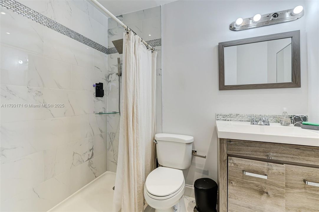 合同活跃: $390,500 (4 贝兹, 3 浴室, 1293 平方英尺)