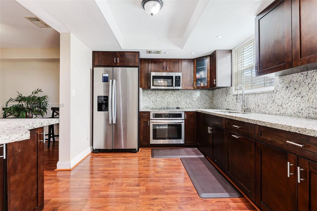 合同活跃: $390,500 (4 贝兹, 3 浴室, 1293 平方英尺)