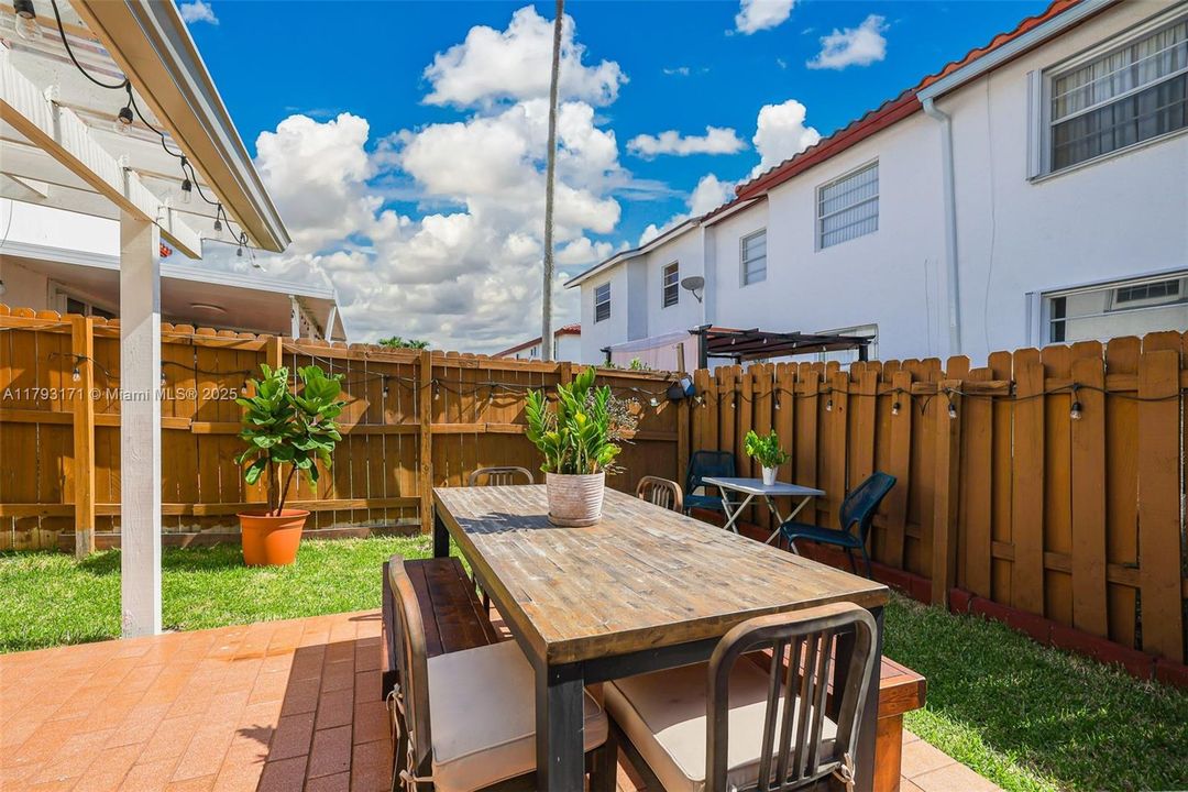 合同活跃: $390,500 (4 贝兹, 3 浴室, 1293 平方英尺)