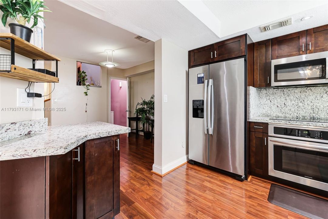 合同活跃: $390,500 (4 贝兹, 3 浴室, 1293 平方英尺)