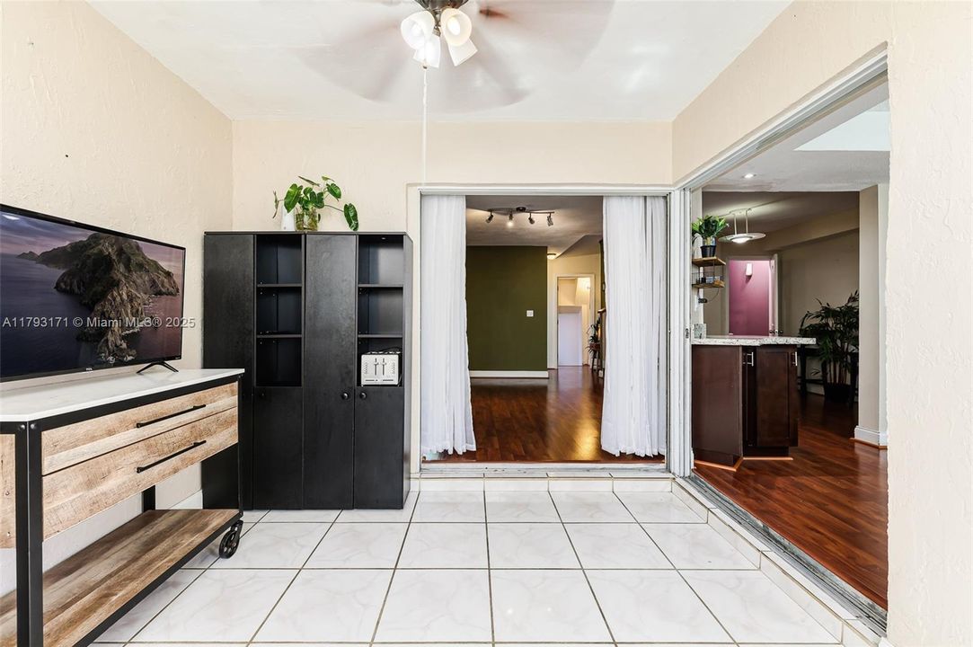 合同活跃: $390,500 (4 贝兹, 3 浴室, 1293 平方英尺)