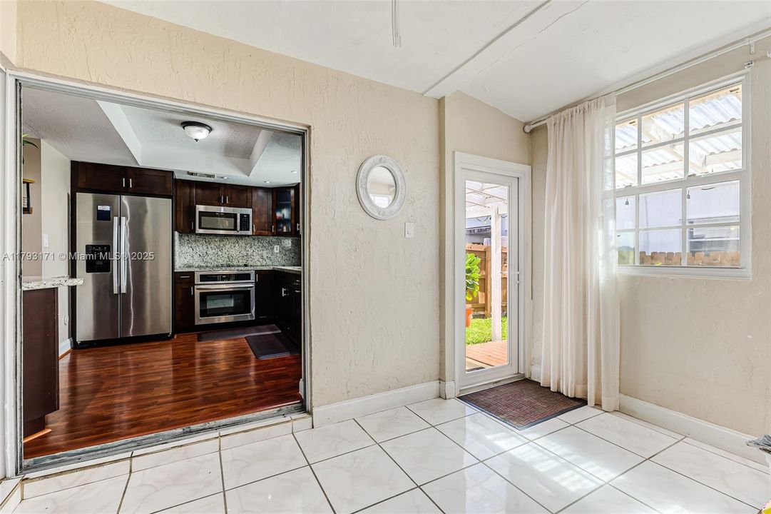 合同活跃: $390,500 (4 贝兹, 3 浴室, 1293 平方英尺)