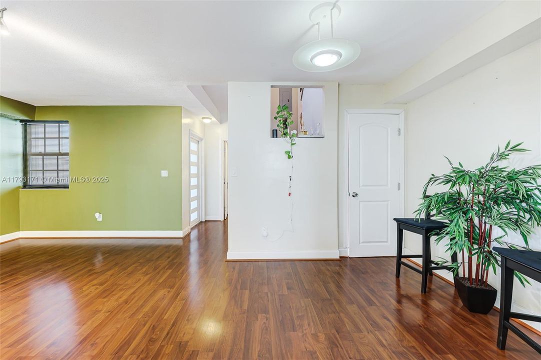 合同活跃: $390,500 (4 贝兹, 3 浴室, 1293 平方英尺)