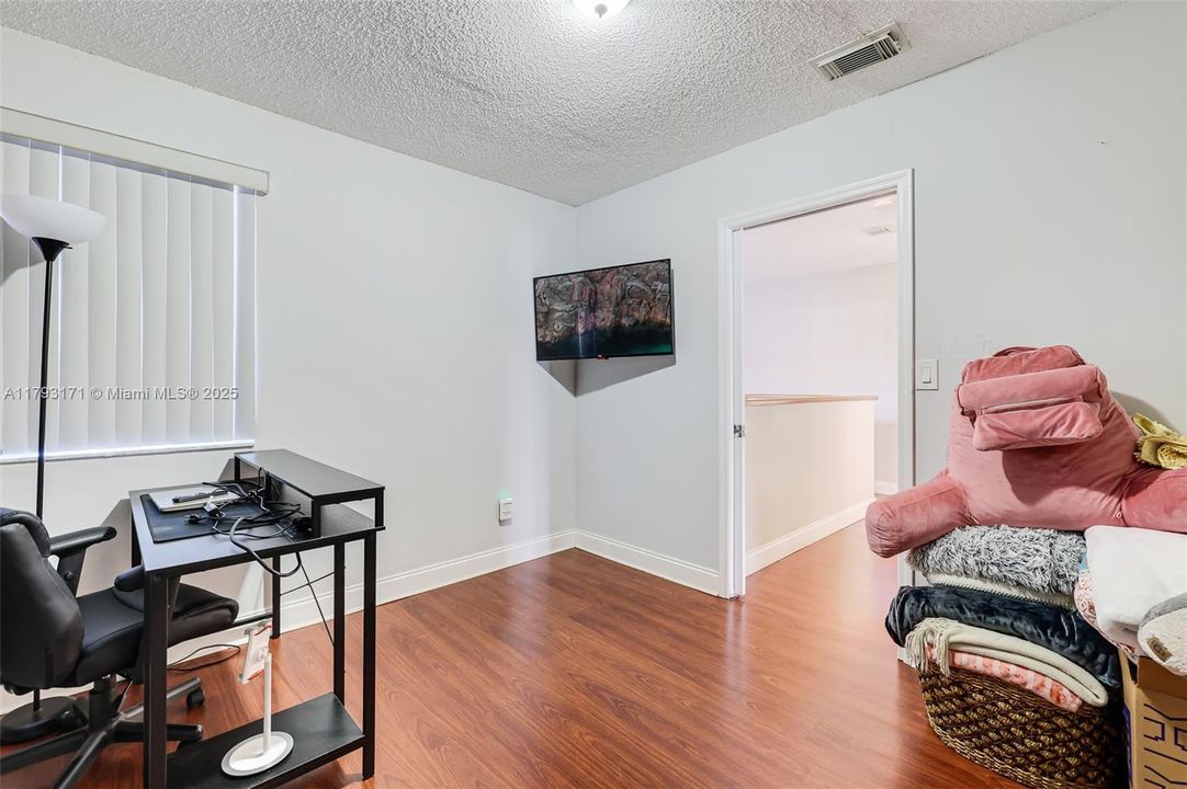 合同活跃: $390,500 (4 贝兹, 3 浴室, 1293 平方英尺)