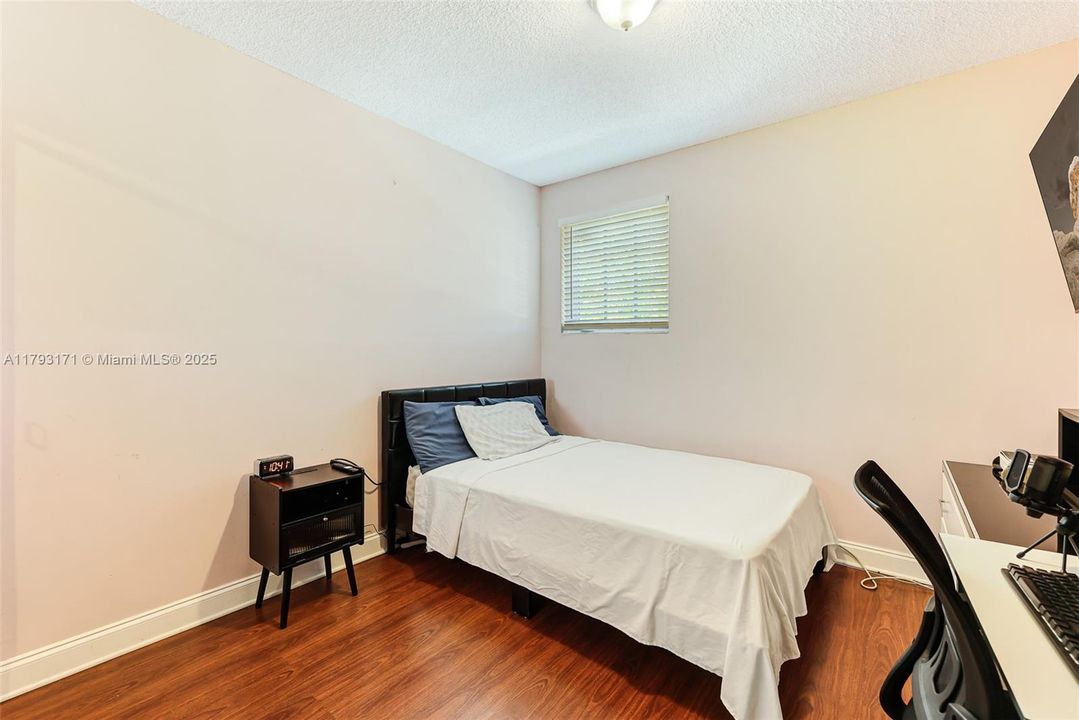 合同活跃: $390,500 (4 贝兹, 3 浴室, 1293 平方英尺)