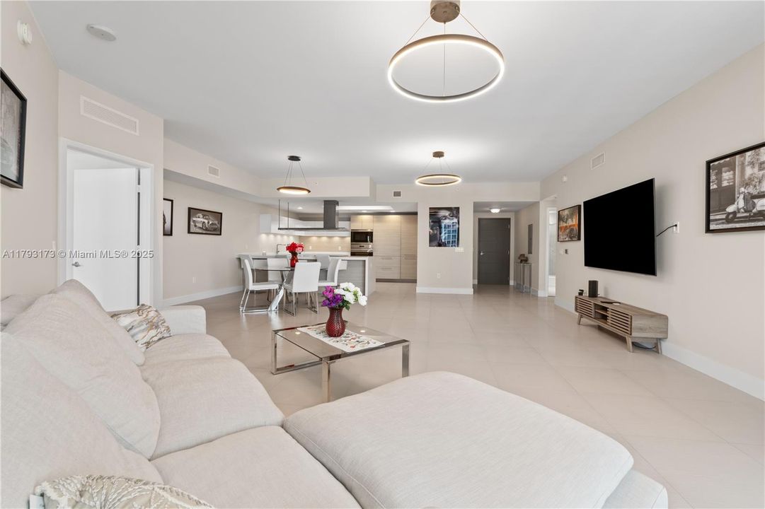 待售: $990,000 (2 贝兹, 2 浴室, 1670 平方英尺)