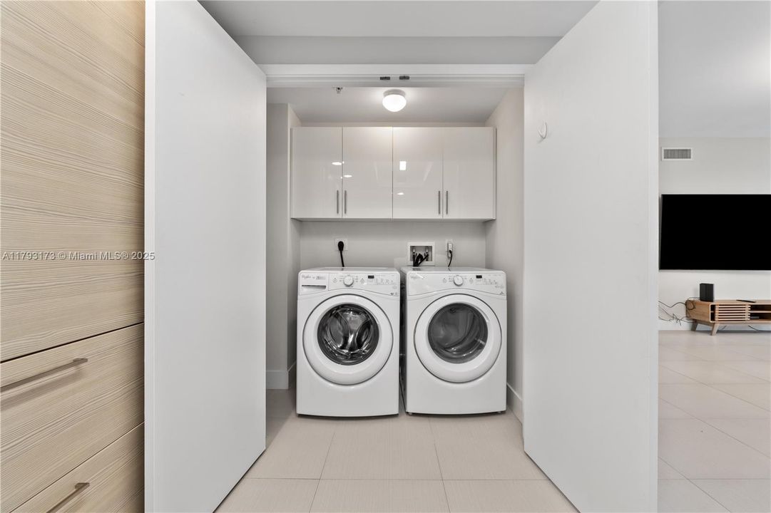 待售: $990,000 (2 贝兹, 2 浴室, 1670 平方英尺)