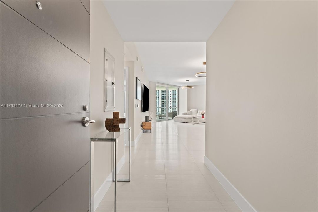 待售: $990,000 (2 贝兹, 2 浴室, 1670 平方英尺)