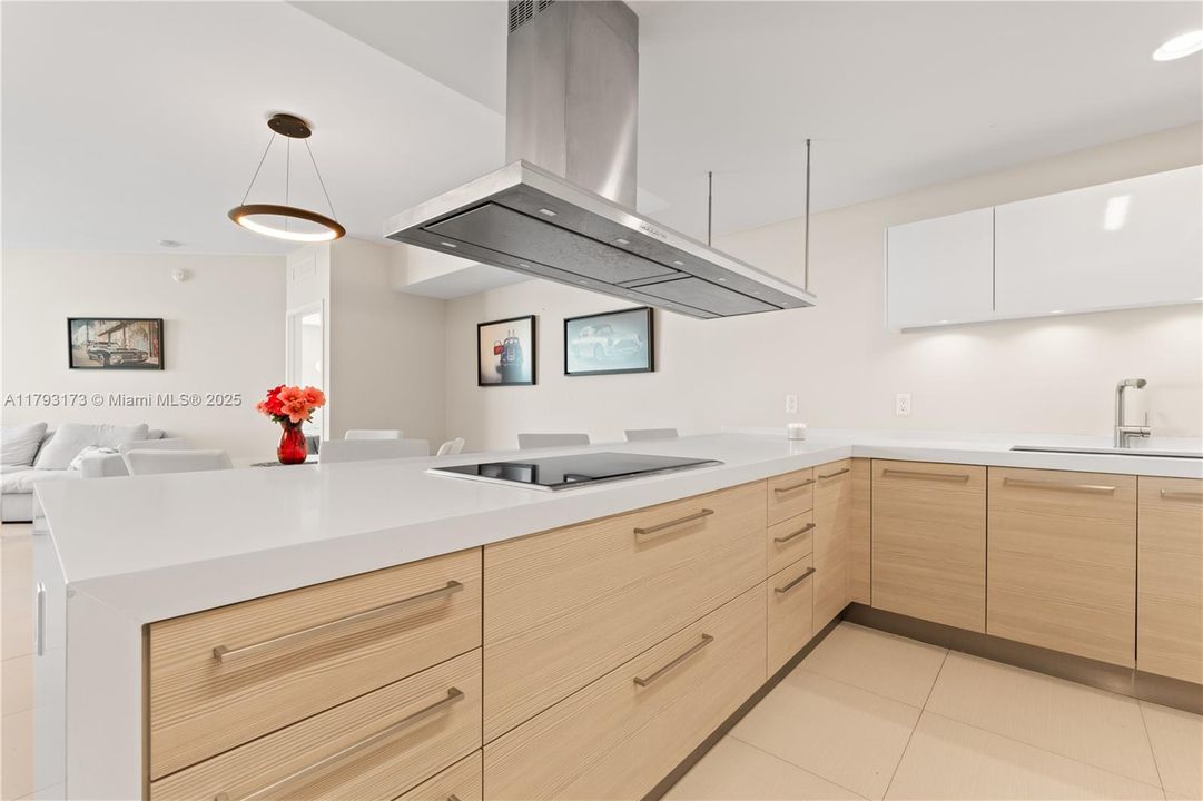 待售: $990,000 (2 贝兹, 2 浴室, 1670 平方英尺)