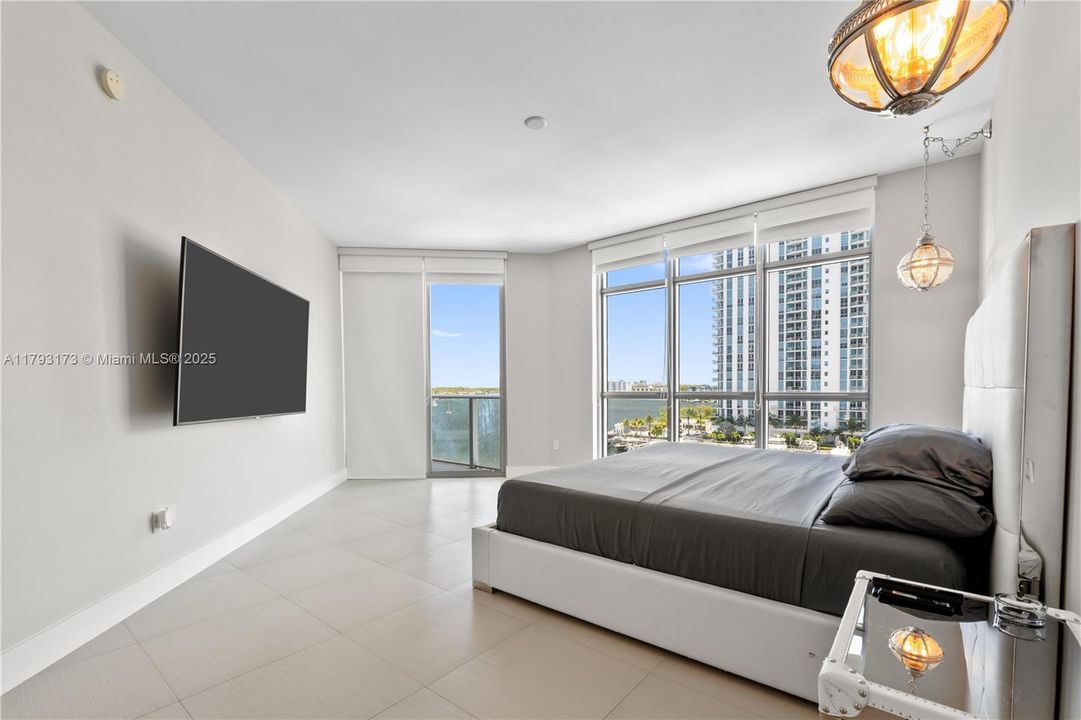 待售: $990,000 (2 贝兹, 2 浴室, 1670 平方英尺)