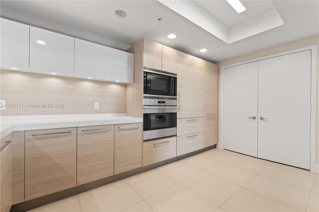 待售: $990,000 (2 贝兹, 2 浴室, 1670 平方英尺)