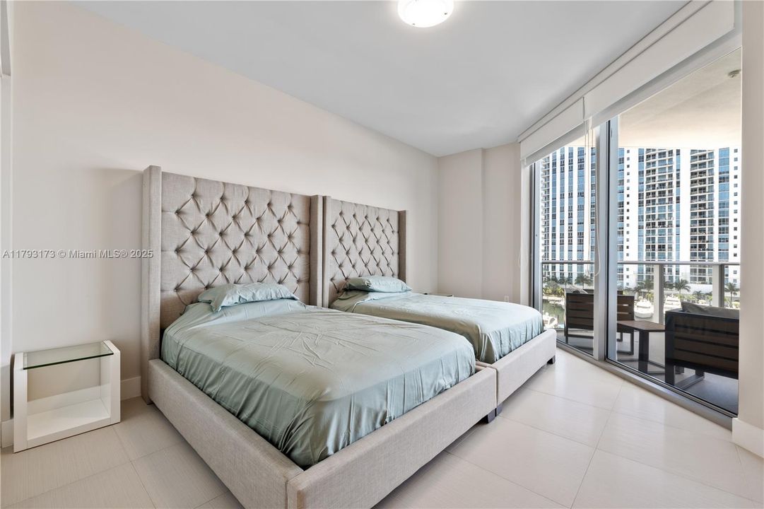 待售: $990,000 (2 贝兹, 2 浴室, 1670 平方英尺)