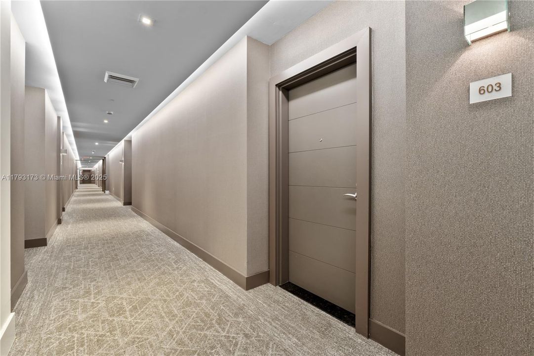 待售: $990,000 (2 贝兹, 2 浴室, 1670 平方英尺)