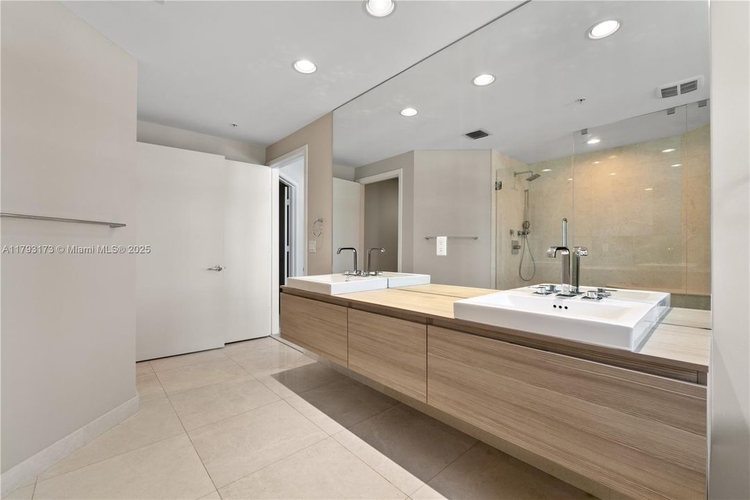 待售: $990,000 (2 贝兹, 2 浴室, 1670 平方英尺)