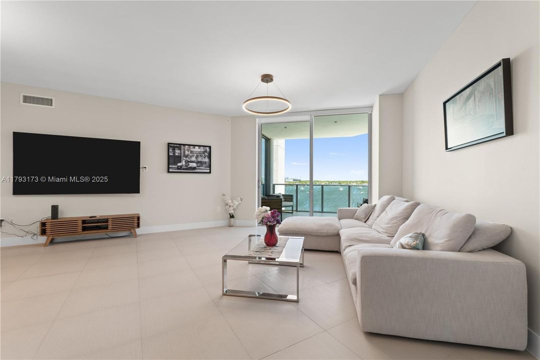 待售: $990,000 (2 贝兹, 2 浴室, 1670 平方英尺)