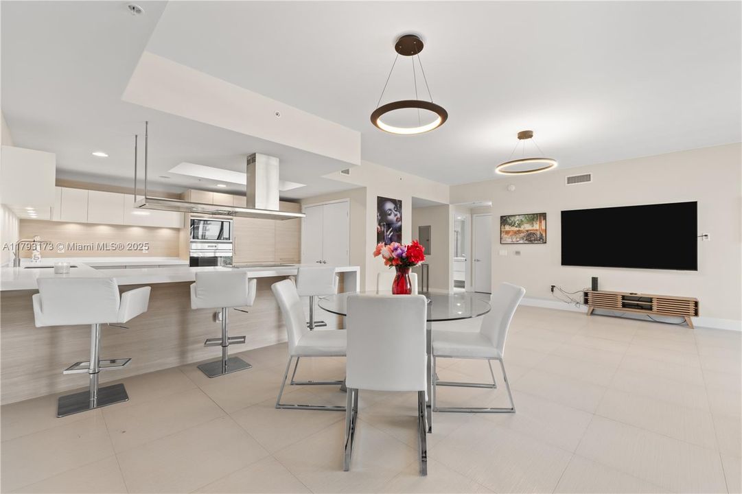 待售: $990,000 (2 贝兹, 2 浴室, 1670 平方英尺)