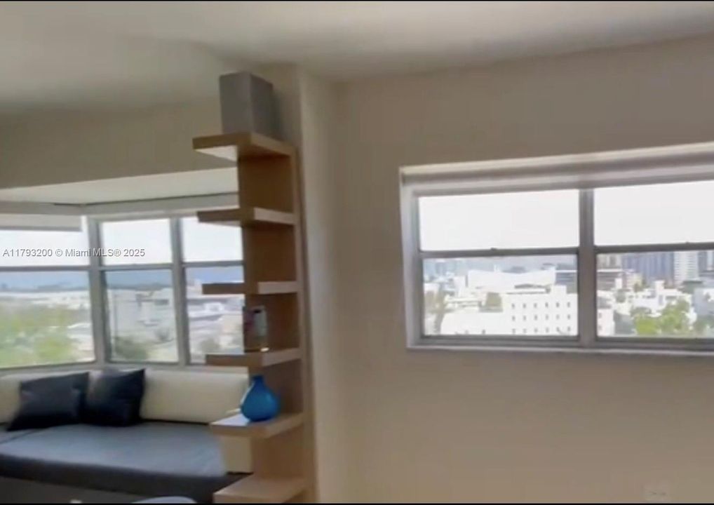 Recently Sold: $345,000 (1 beds, 1 baths, 700 Square Feet)