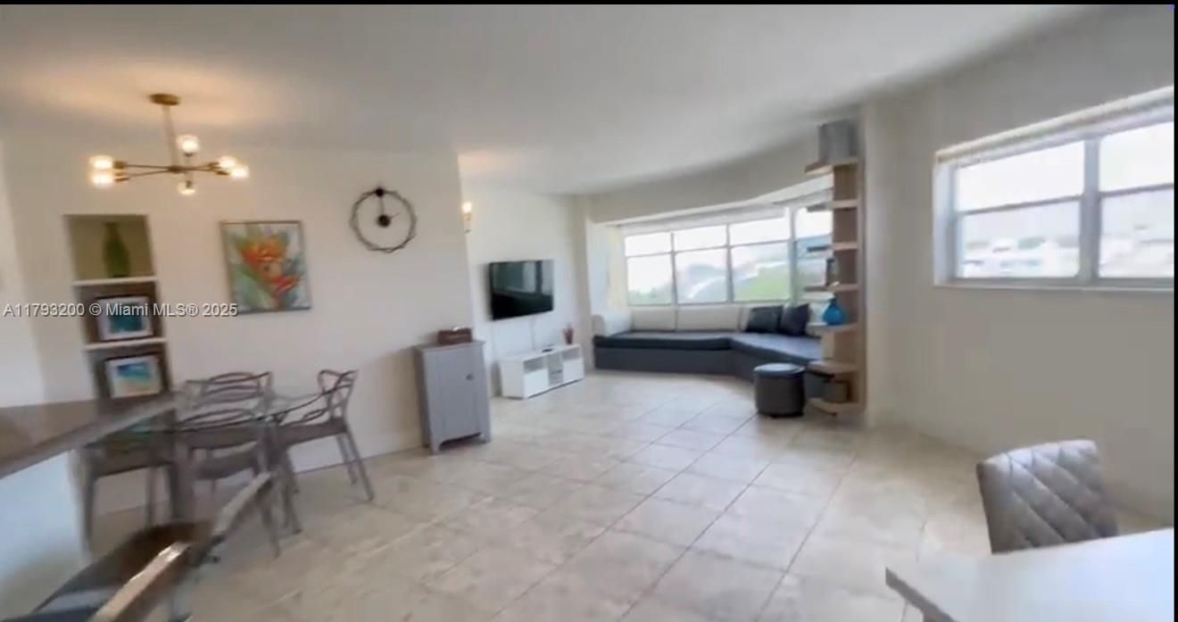 Recently Sold: $345,000 (1 beds, 1 baths, 700 Square Feet)