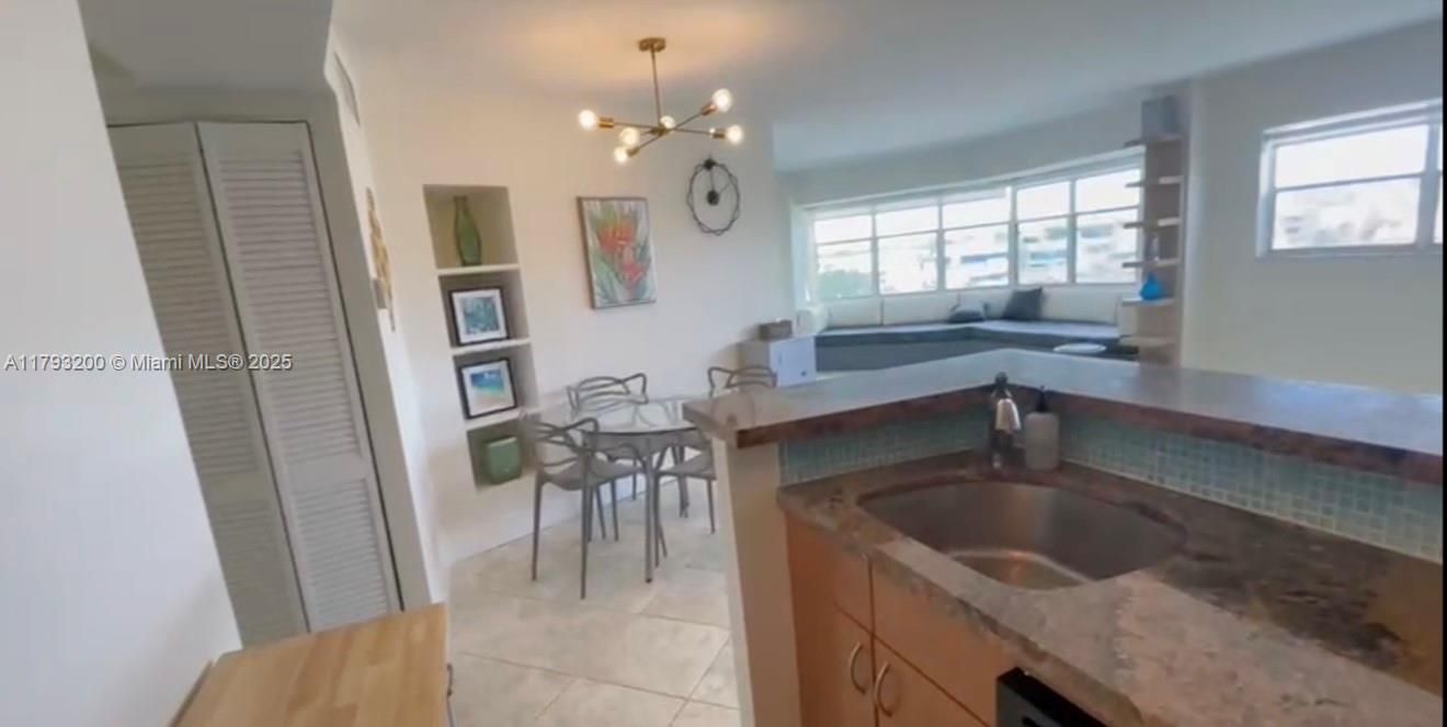 Recently Sold: $345,000 (1 beds, 1 baths, 700 Square Feet)