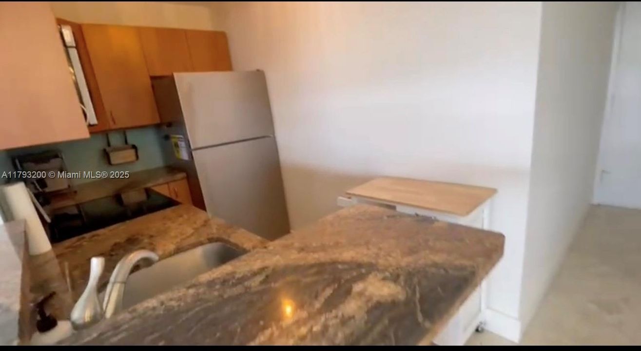 Recently Sold: $345,000 (1 beds, 1 baths, 700 Square Feet)