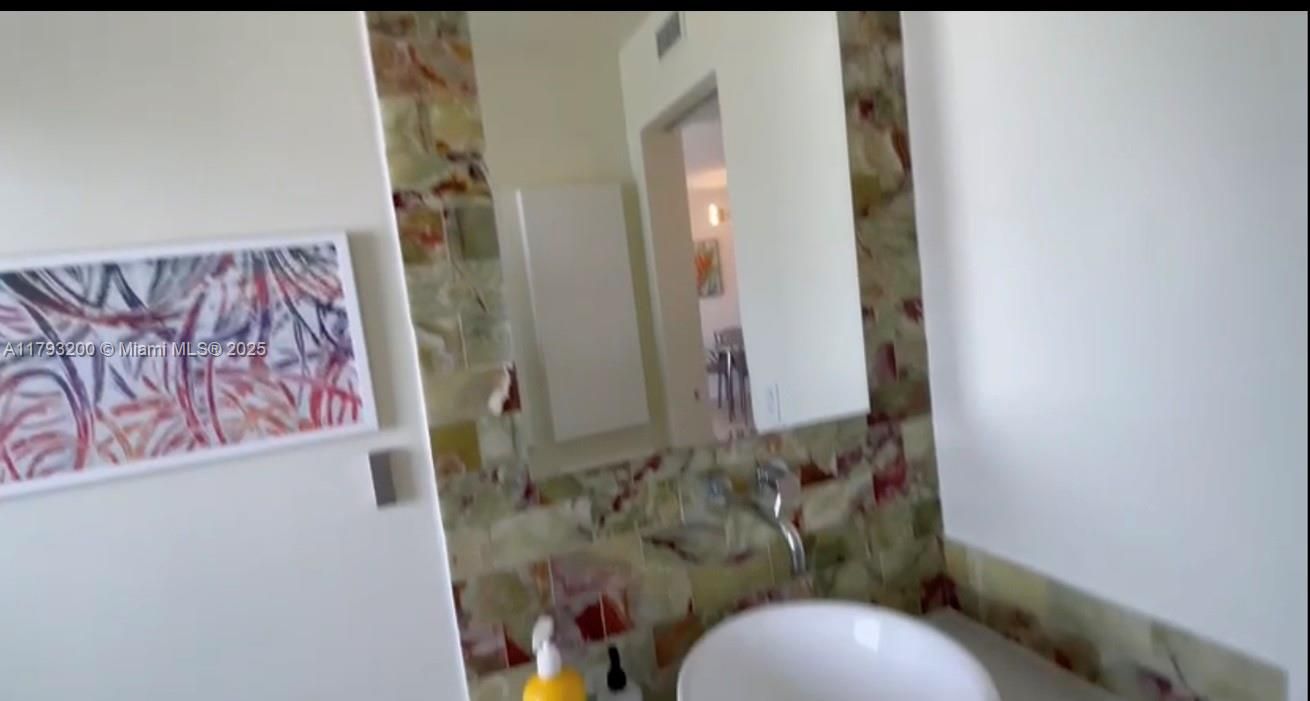 Recently Sold: $345,000 (1 beds, 1 baths, 700 Square Feet)