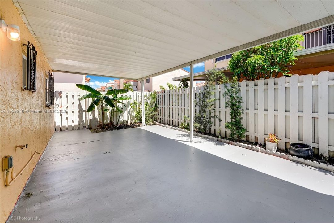 Active With Contract: $330,000 (2 beds, 2 baths, 980 Square Feet)