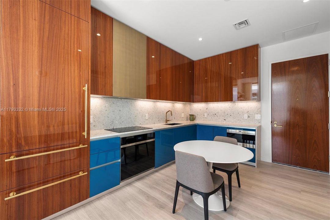 Vendido Recientemente: $1,695,000 (2 camas, 2 baños, 964 Pies cuadrados)