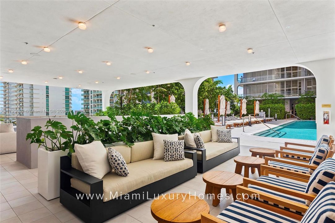 Vendido Recientemente: $1,695,000 (2 camas, 2 baños, 964 Pies cuadrados)