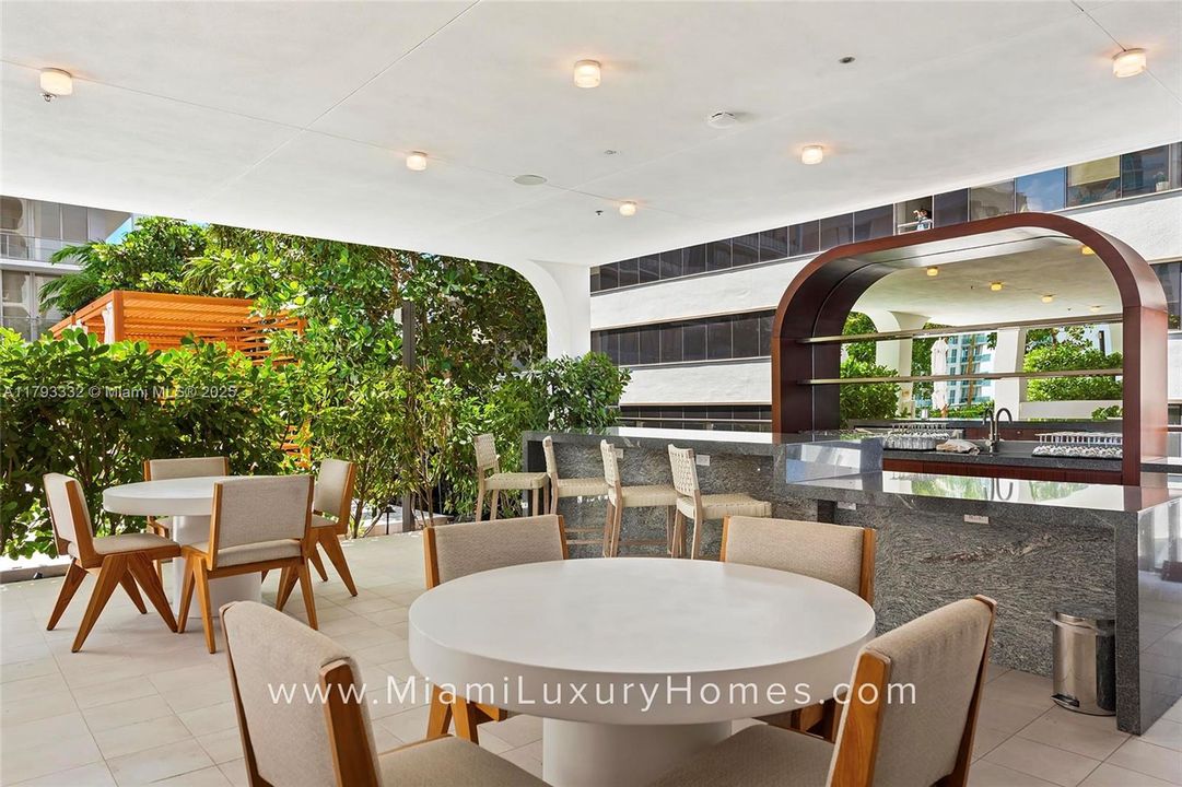 Vendido Recientemente: $1,695,000 (2 camas, 2 baños, 964 Pies cuadrados)