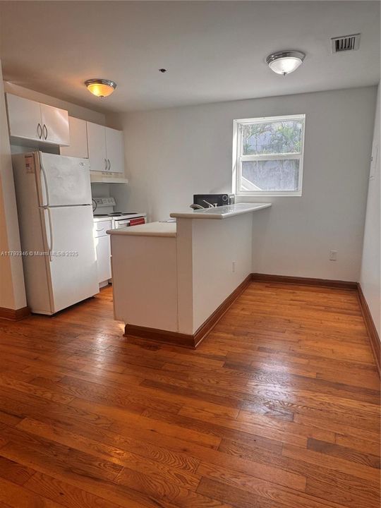 For Sale: $310,000 (1 beds, 1 baths, 480 Square Feet)