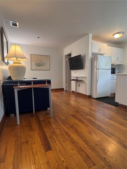 For Sale: $310,000 (1 beds, 1 baths, 480 Square Feet)