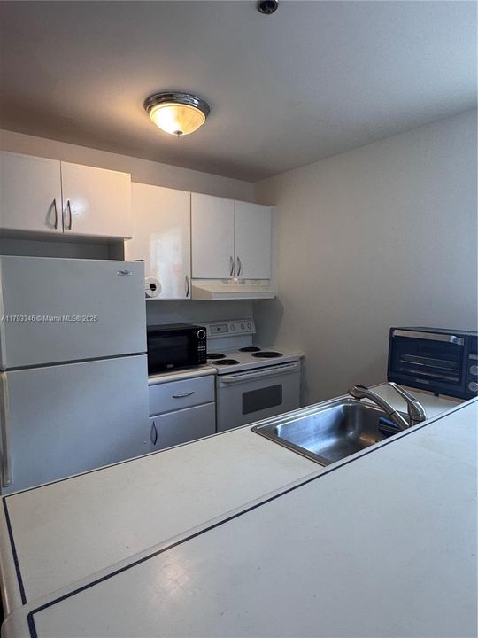 For Sale: $310,000 (1 beds, 1 baths, 480 Square Feet)