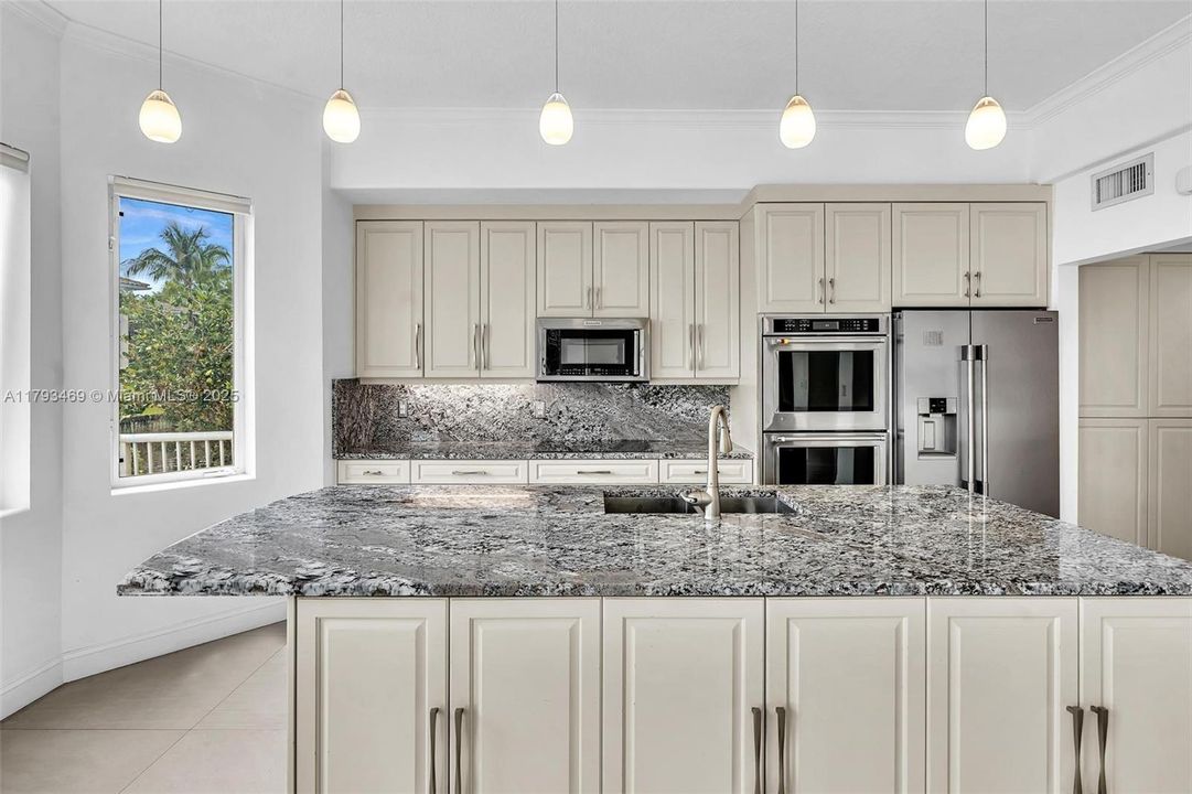 Recently Sold: $1,750,000 (4 beds, 3 baths, 2513 Square Feet)