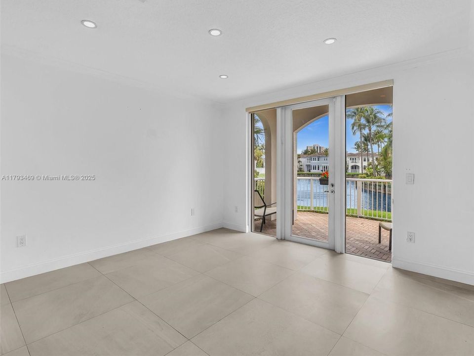 DINING ROOM OVERLOOKING THE BEAUTIFUL LAKE WITH FOUNTAIN.