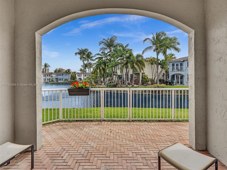 LARGE PATIO FOR BARBECUING WITH FAMILY AND FRIENDS, CATCHING THE SUN, RELAXING AND ENJOING THE SERENITY OF THE LAKE....