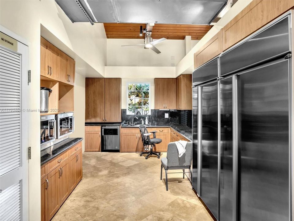 COMMUNITY KITCHEN FOR PARTIES AND GATHERINGS IN THE CLUBHOUSE.