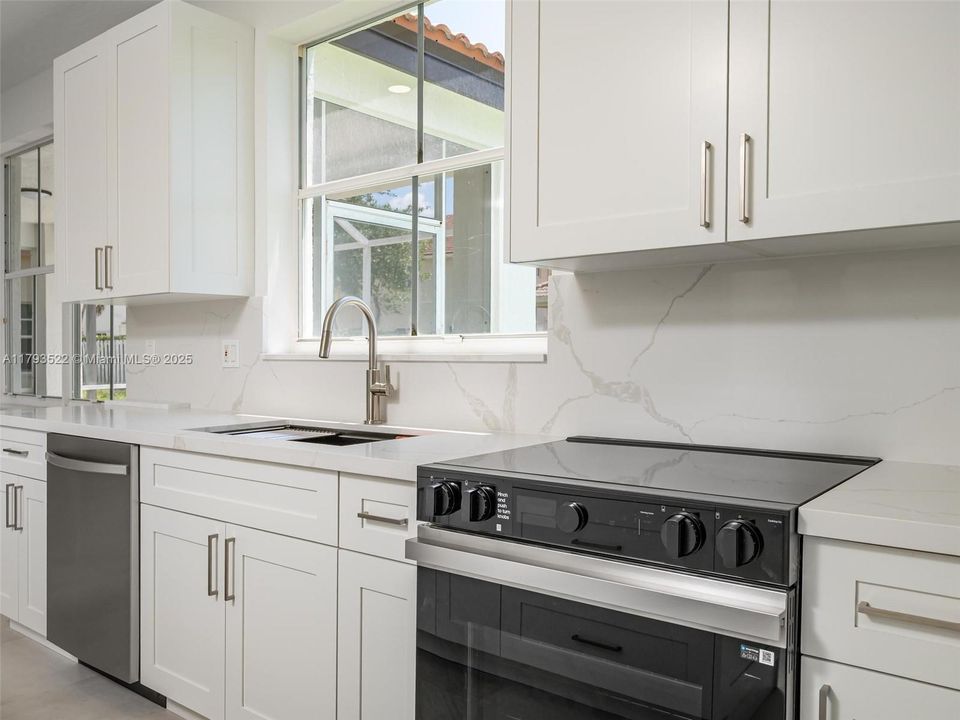 Недавно продано: $1,125,000 (6 спален, 4 ванн, 2905 Квадратных фут)