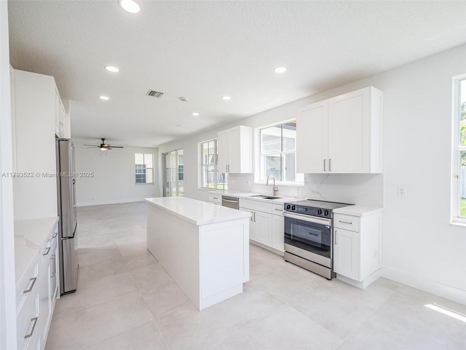 Недавно продано: $1,125,000 (6 спален, 4 ванн, 2905 Квадратных фут)