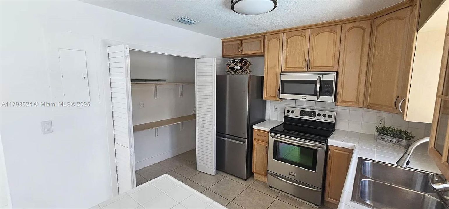 Recently Sold: $685,000 (3 beds, 2 baths, 1362 Square Feet)