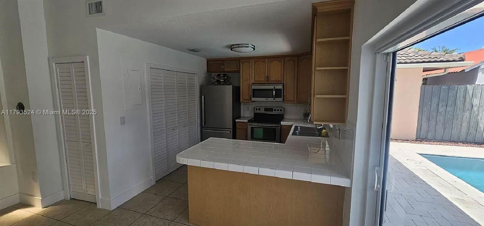 Recently Sold: $685,000 (3 beds, 2 baths, 1362 Square Feet)