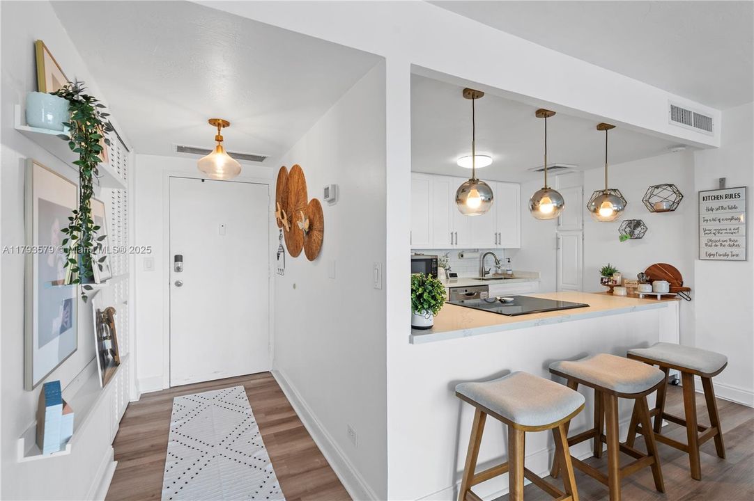 Recently Sold: $465,000 (1 beds, 1 baths, 886 Square Feet)