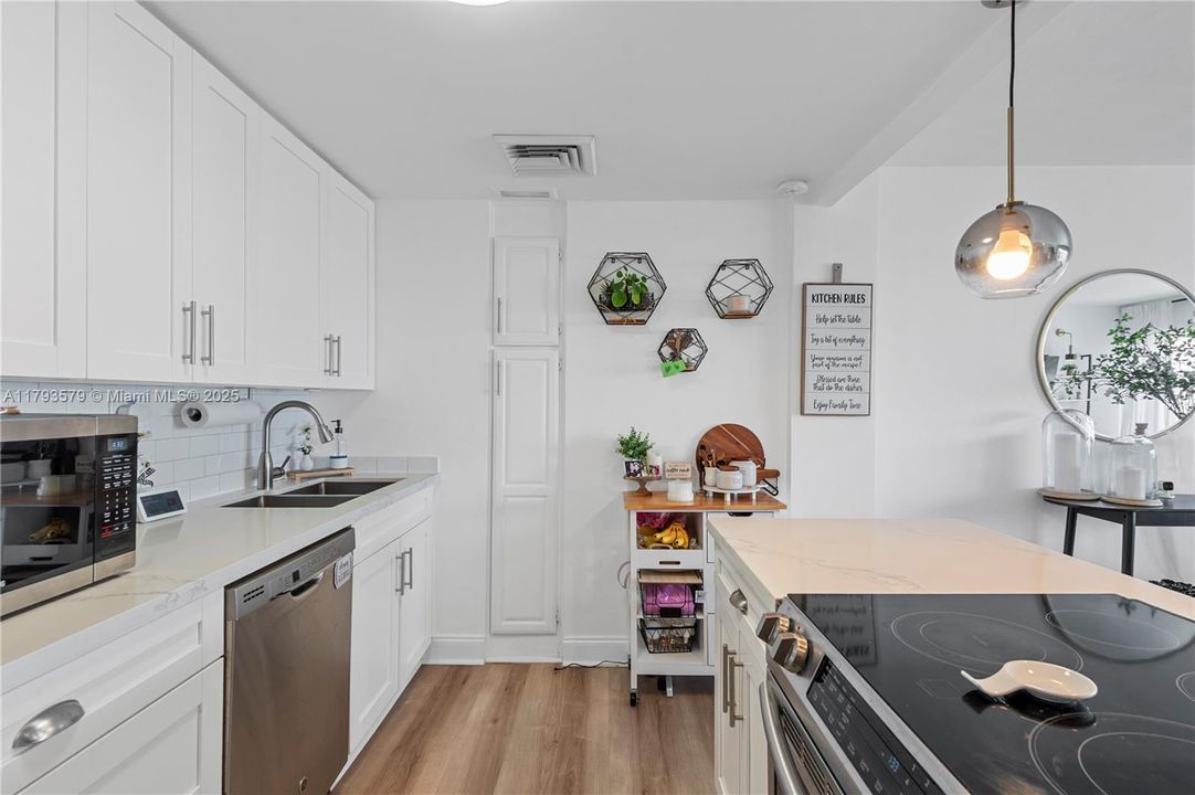 Recently Sold: $465,000 (1 beds, 1 baths, 886 Square Feet)