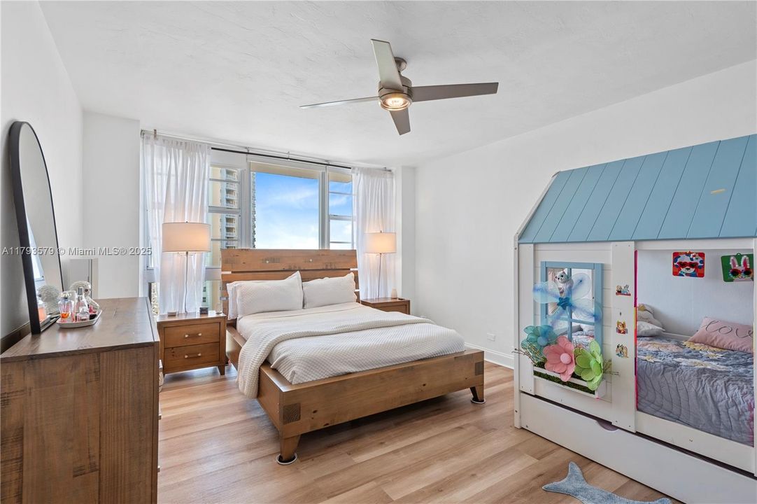 Recently Sold: $465,000 (1 beds, 1 baths, 886 Square Feet)