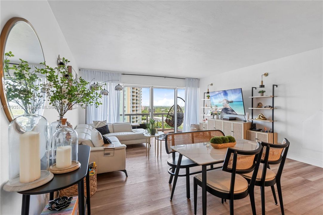 Recently Sold: $465,000 (1 beds, 1 baths, 886 Square Feet)