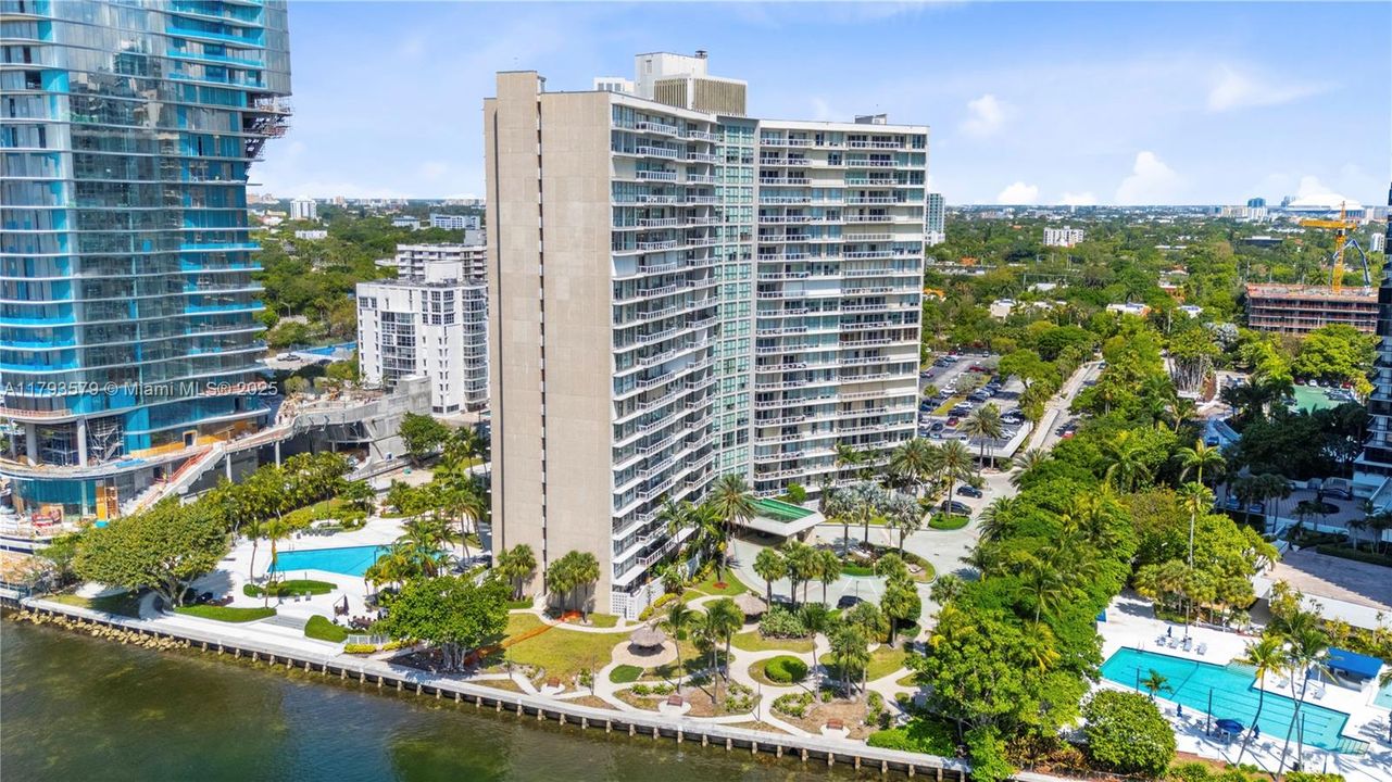 Recently Sold: $465,000 (1 beds, 1 baths, 886 Square Feet)